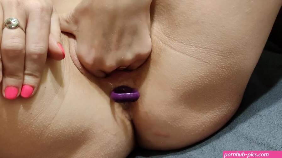 MILF puts her hand in her pussy but her boyfriend gives her a real squirt