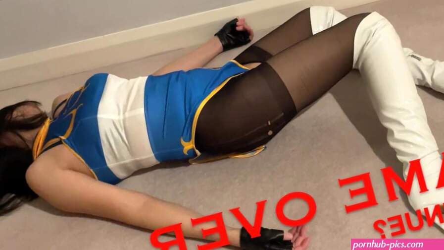 Superheroine Chun Li defeated and moaning ryona