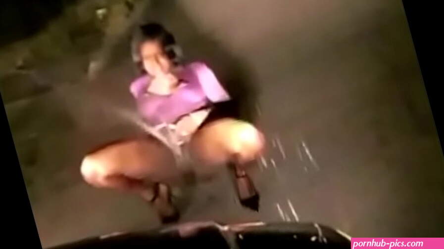 Sexy Girl Outside Squirtin On Car Out N The Street At Nite MUST WATCH