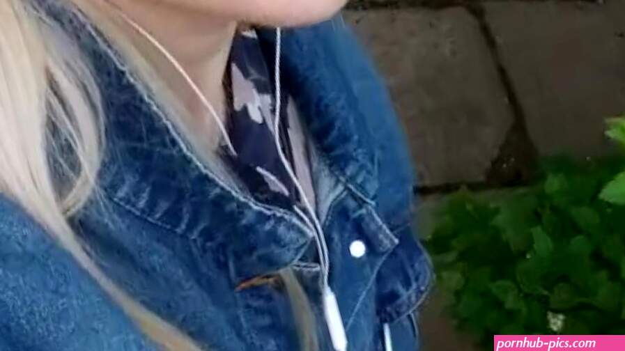 Squirt on the street Porn Videos