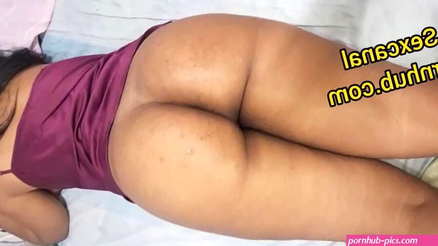 Elle a lair si tendre et la pute est accro à lanal