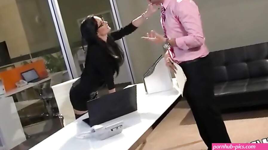 La secrétaire est accro au sexe anal elle adore ça par d...