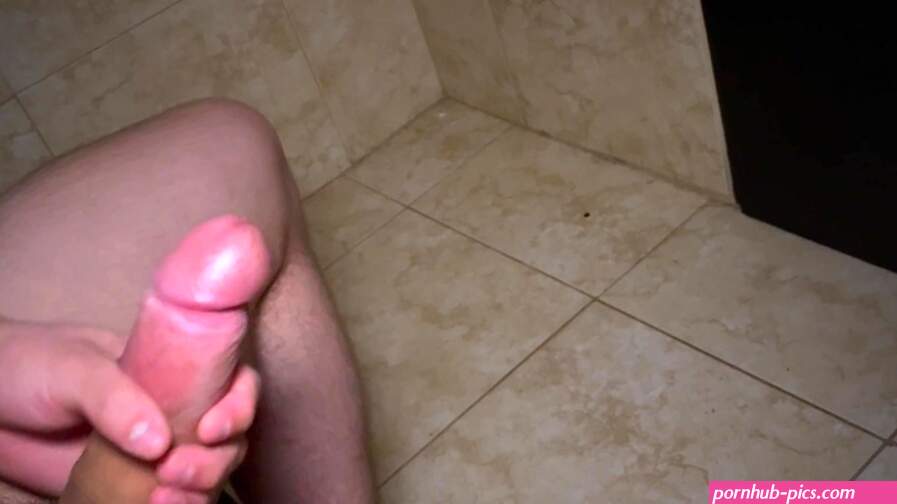 Amateur Guy Masturbating and Cumming