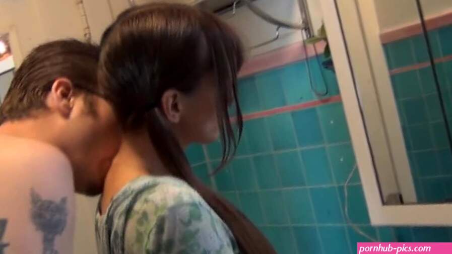 Amateur anal sex in front of mirror