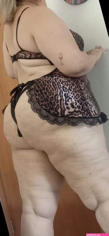 Mature brazilian bbw showing off fat ass