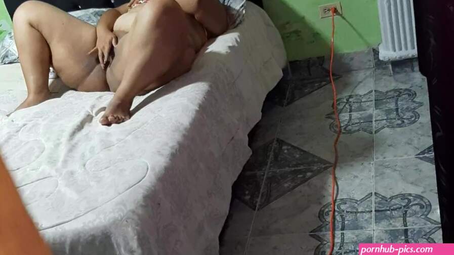 A escondidas veo como mi madrastra se masturba