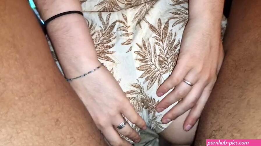 MI PADRASTRO ME PILLA EN PIJAMA A ESCONDIDAS DE MI MAMA Y TERMINO CABALGANDO SU DURA POLLA REAL