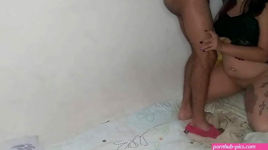 su mama sale de la habitacin y la chiquita entra a escondidas y se mete a mi cama y soy su padrastro aprovecho y la follo sin condn con lustylatinasex