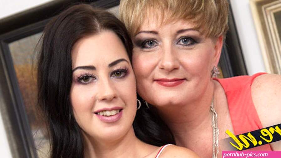 Curvy MILF With Big Natural Tits Has Lesbian Sex With a Skinny Girl