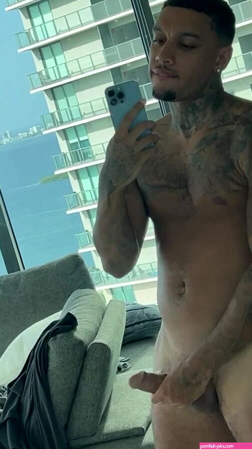 Str8 Masc Biracial Dude Takes Nude Selfie