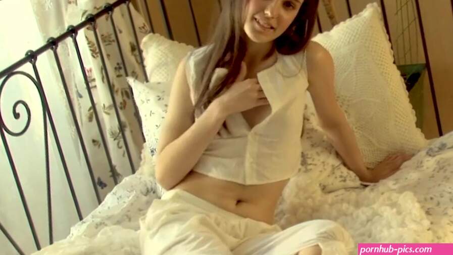 Beautiful College Girl Kellie Gets Herself Intense Fingering Orgasm!