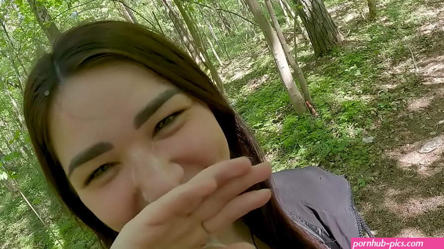 Quick Outdoor Blowjob in Woods