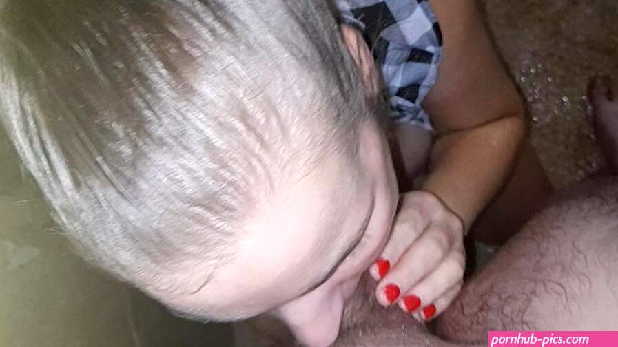 Shower quick blowjob