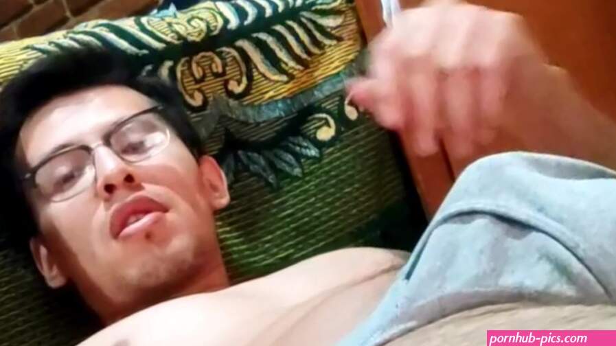 Chacal mexicano se saca la leche en el suelo de su cuarto
