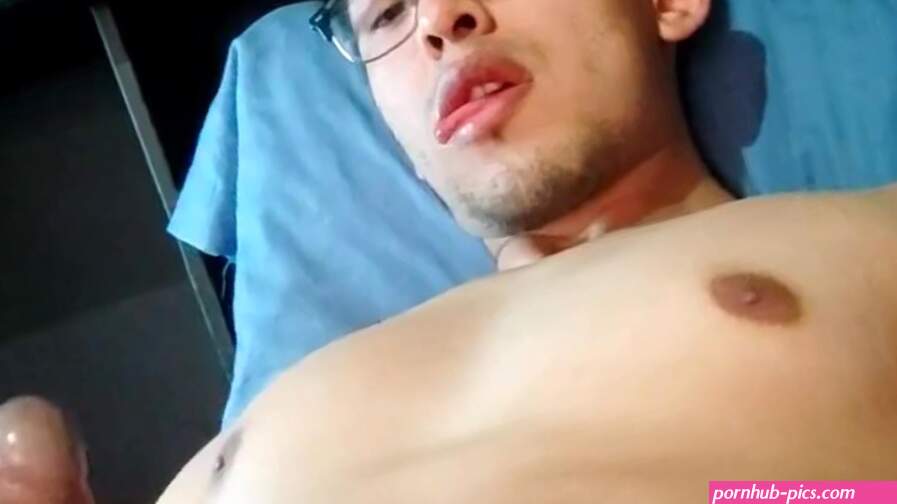 Joven chacal se saca la leche de toda 1 semana guardada