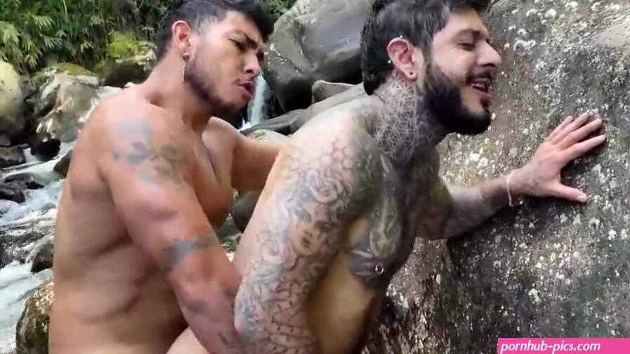 Chacal coge en el ro