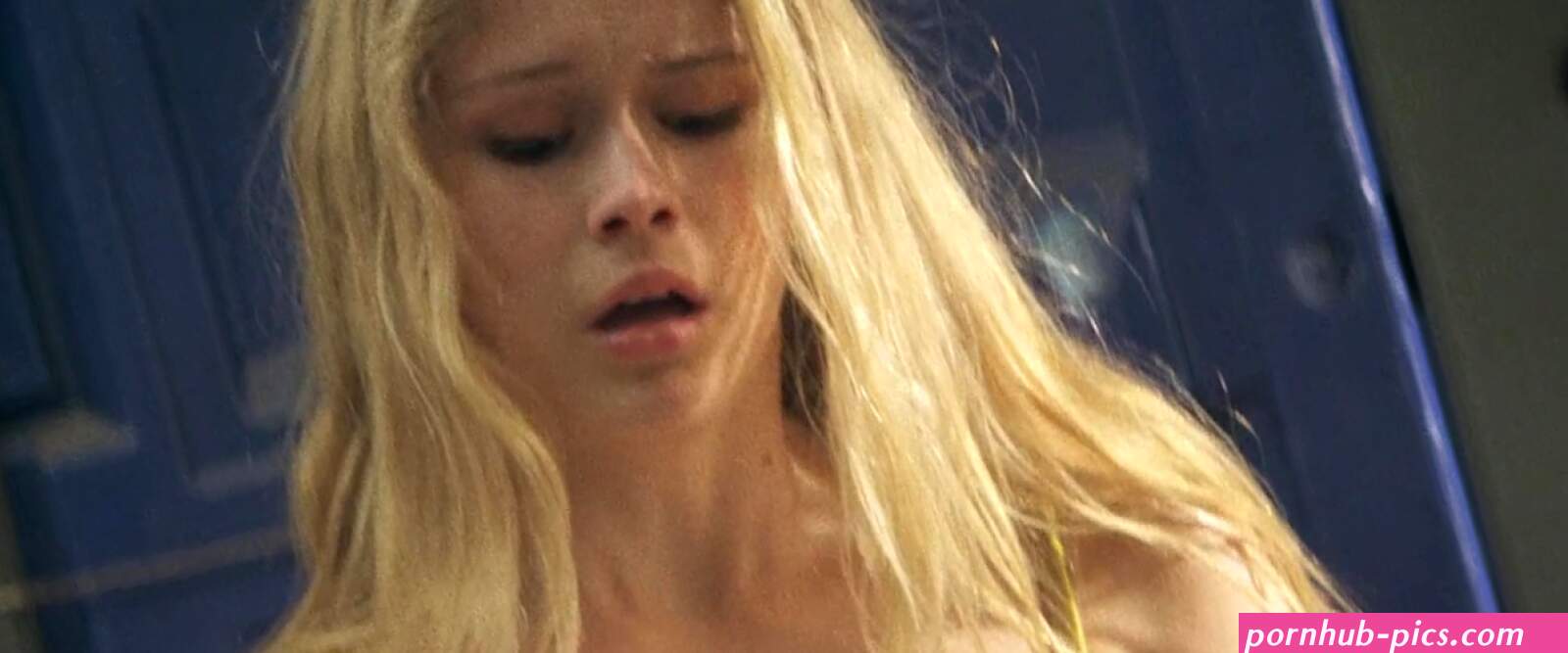 Naked Erin Moriarty in The Kings of Summer ANCENSORED