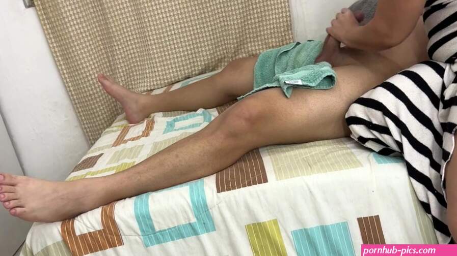 Hot Milf with BIG ASS offers a VIP massage service to shy Client