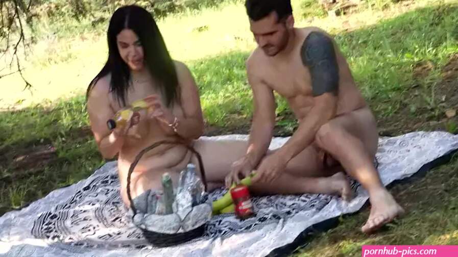Amanda Luxor and her NAKED DATE!! Shes going to try some outdoor fun
