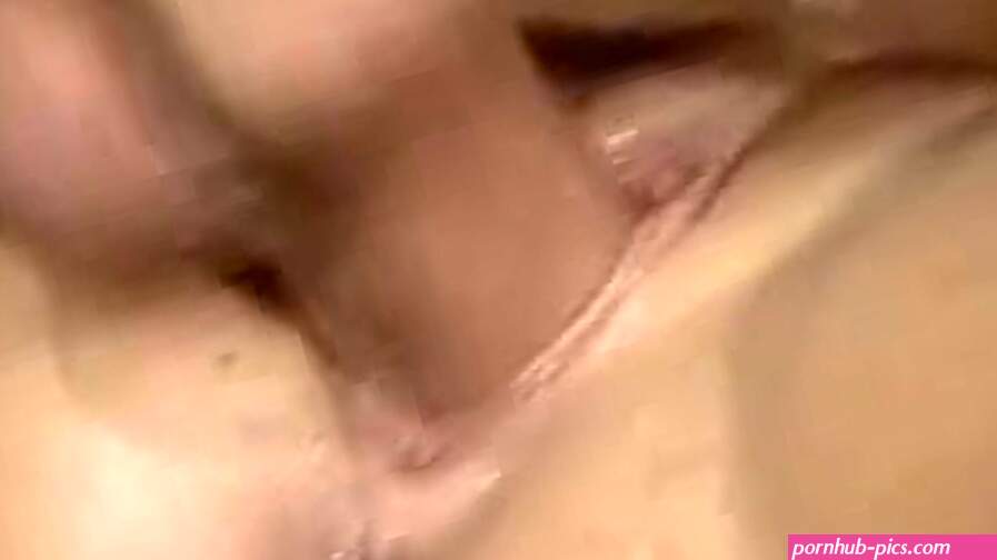 La bruna sexy ha 69 anni per godersi e succhiare il cazzo