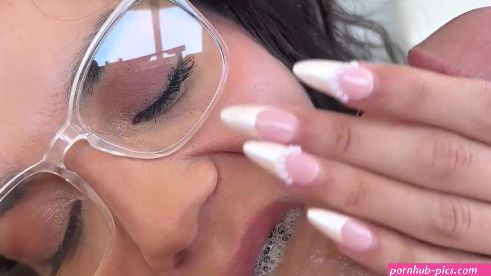 Questa sexy ragazza bruna mi succhia e cavalca il cazzo mentre prova il nudismo.