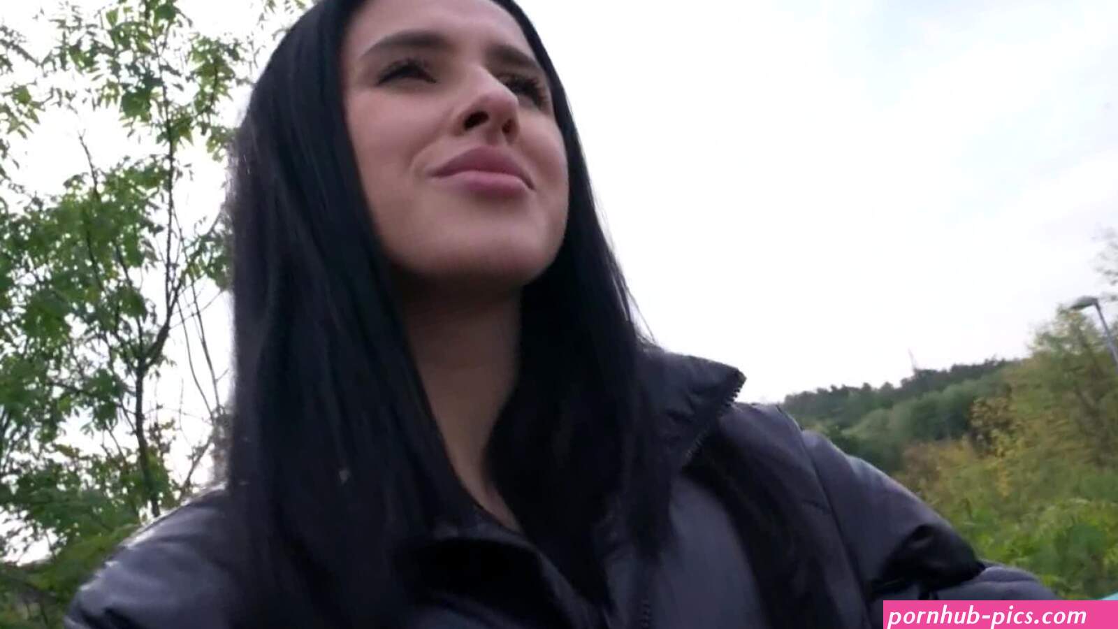 Questa ragazza bruna sexy mi succhia il cazzo in pubblico per soldi