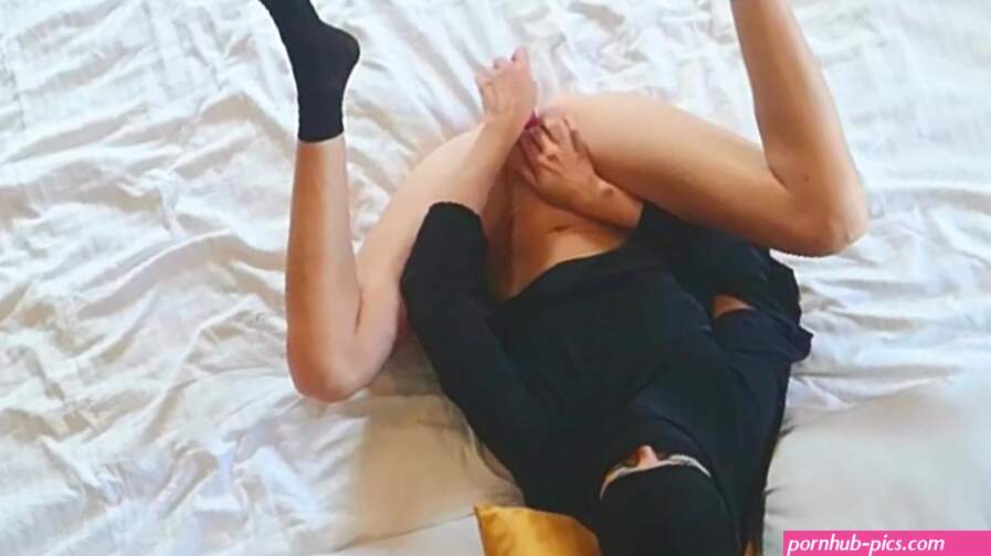 Muslim Teen in hijab fingering Pussy with pink toy