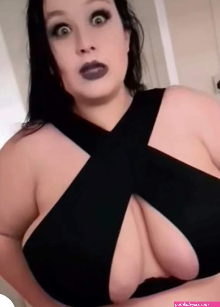 Businesswoman with 38L breasts feels like a freak and barely goes out until she gets support from school mums and 2.9m views on TikTok