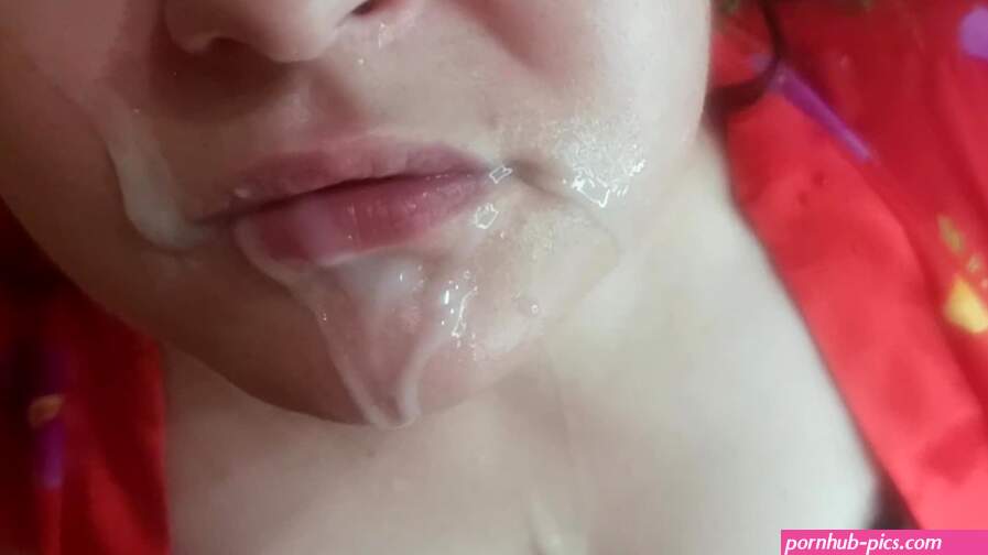 Girl paid for repair with deep blowjob. Face covered with cum