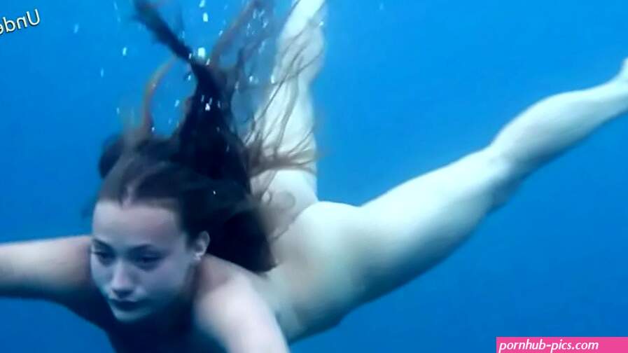 Hot babes naked underwater in the sea