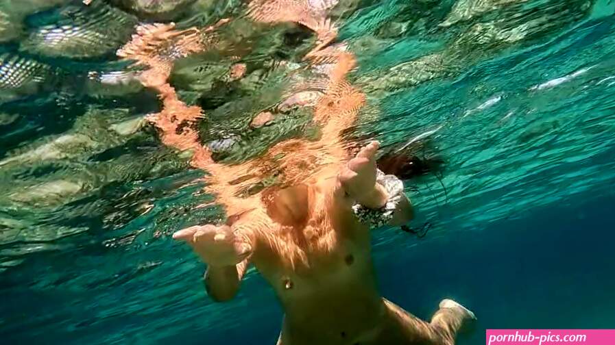 4K Underwater TOTALLY NAKED Close Up PEE on camera