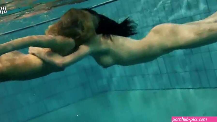 Hottest chicks swim nude underwater