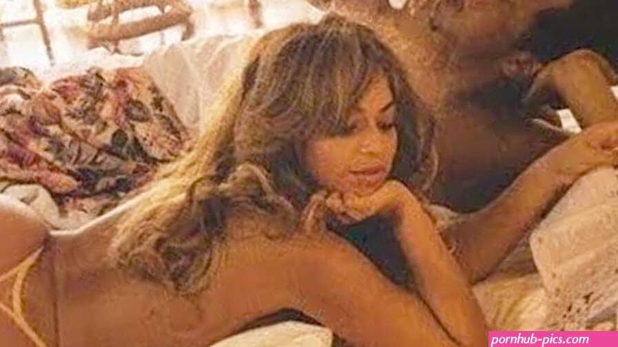 Beyonce And Jay Z Pose Nude In Steamy Tour Photos