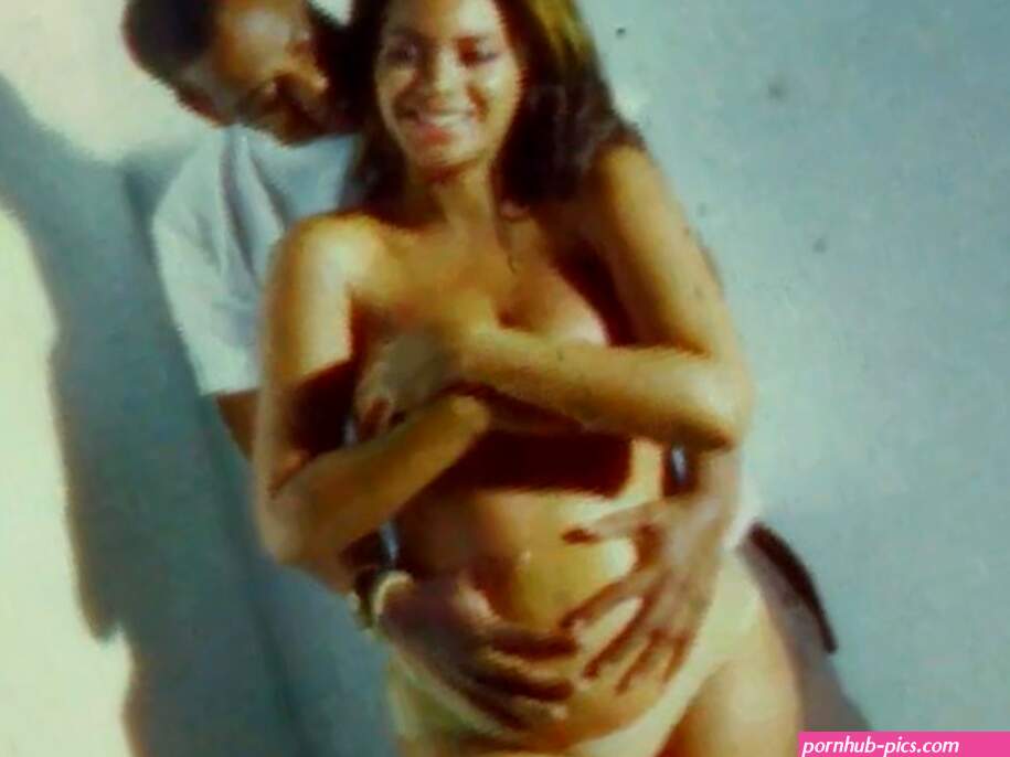 Beyonce releases topless pregnant photo for latest tour