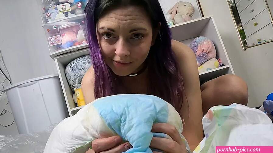 Elle te taquine avec sa poubelle à couches