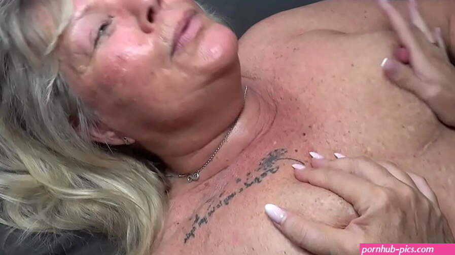 Slutty Granny creampie gangbang
