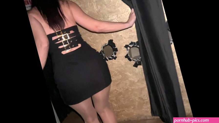 Amore mi porti al club degli scambisti per spompinare sconosciuti nel Glory Hole