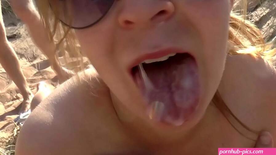 Amateur sex on the public beach