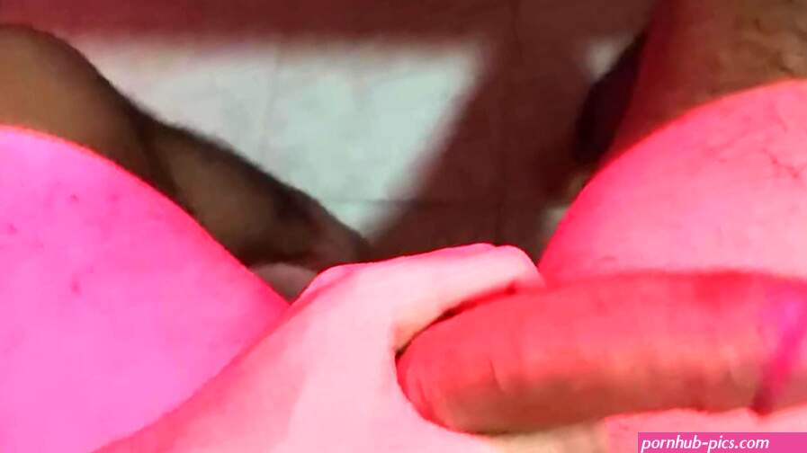 Un grand frère espionne sa petite soeur qui se masturbe