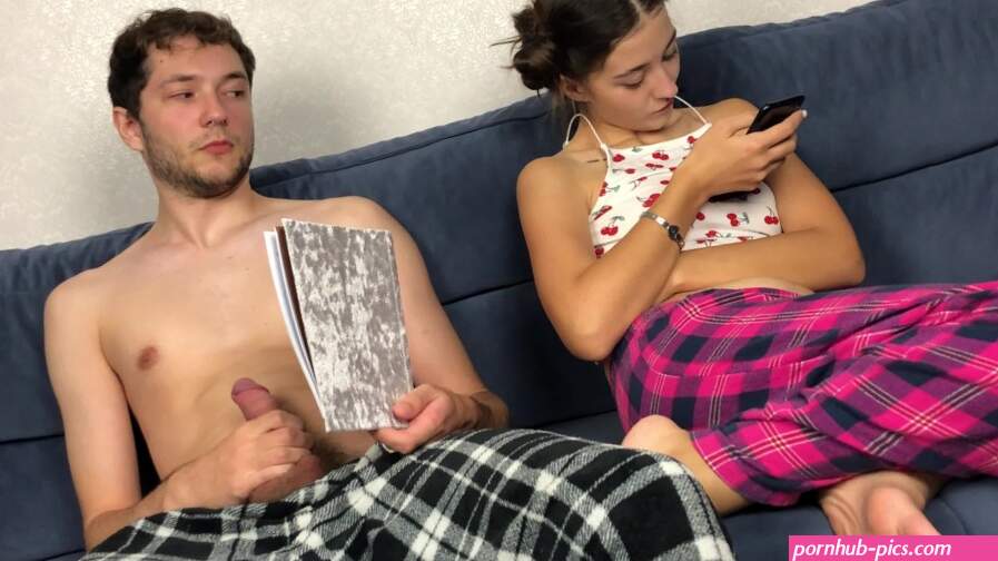 Beau-frère se branle secrètement près de sa demi-soeur mais elle la attrapé! ils jouissent en même temps