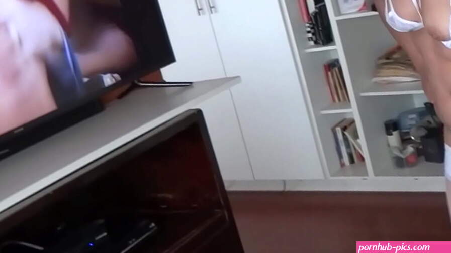 Beautiful 58-year-old mature woman masturbates watching porn and asks me to fuck her in full orgasm