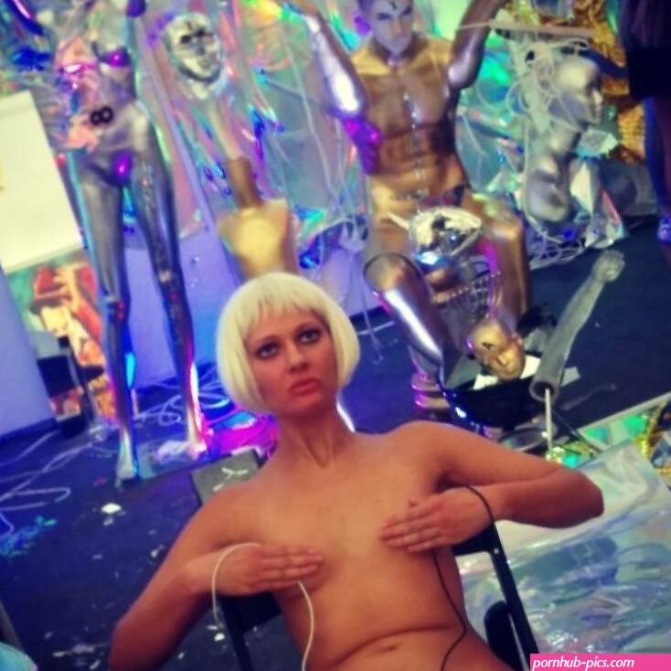 Yes Usher Charged His Phone In A Vagina. And No It Was Not Art NSFW