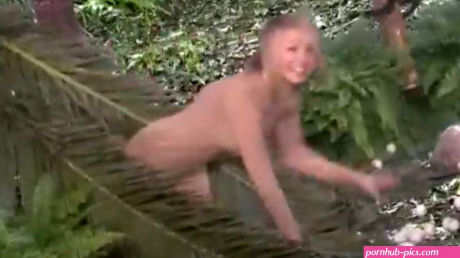 Kristen Bell Gets Naked and Afraid
