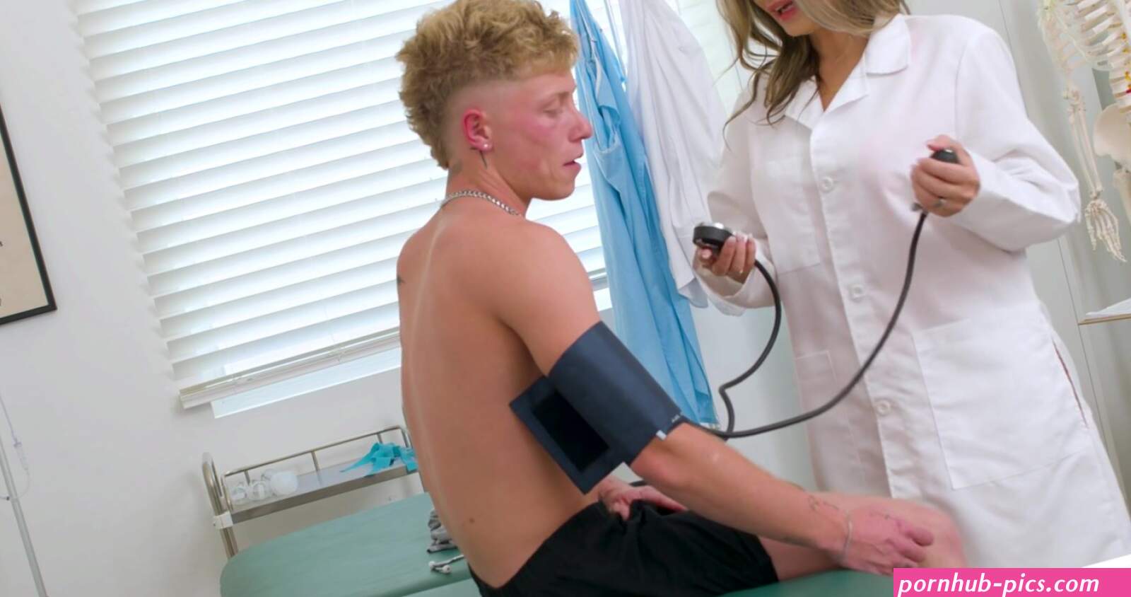 La Dra. Krystal Sparks examina al paciente con todo detalle
