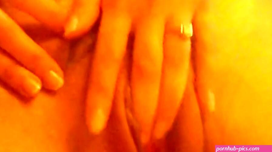 Finger that Rachel Starr pussy