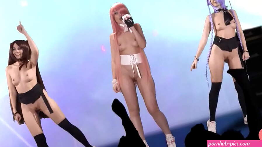 Naked Singer on stage. Virtual Reality