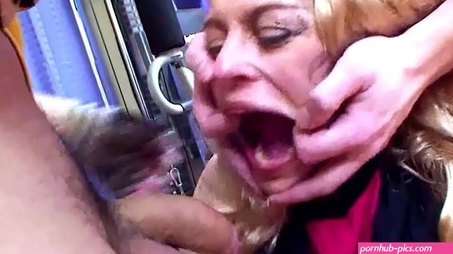Slim Mature Mom Seduce to Threesome DP Sex by 2 Young Boys