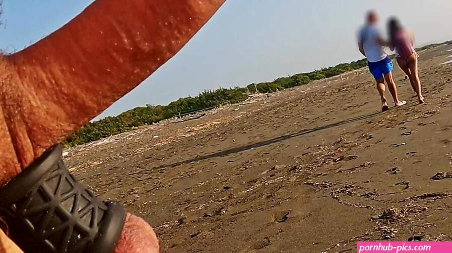 ANAL FINGERING FOR A SLUT: public beach slut analized and handjob