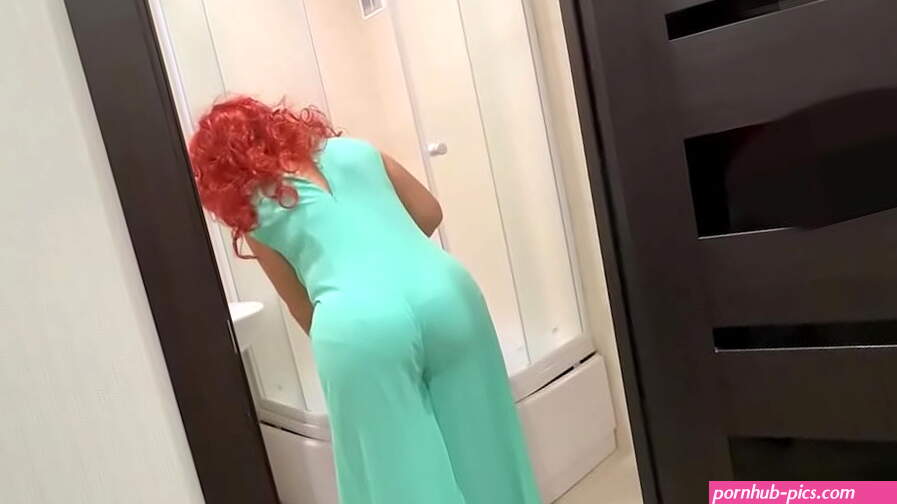 Mom saw that she was being watched and undressed when she wanted anal sex