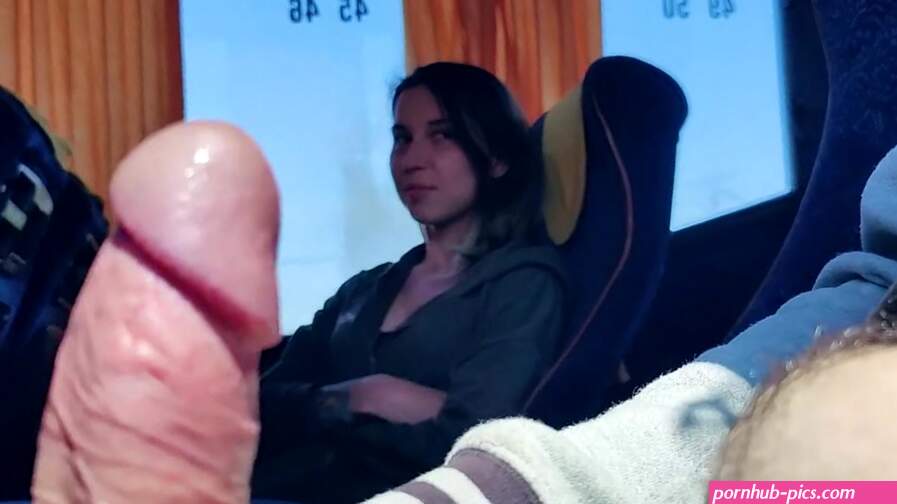 Jovencita extraña chupa polla en autobs
